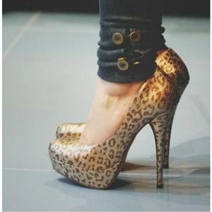 🆕 ⭐Gold animal cheetah print pinup pumps 7.5